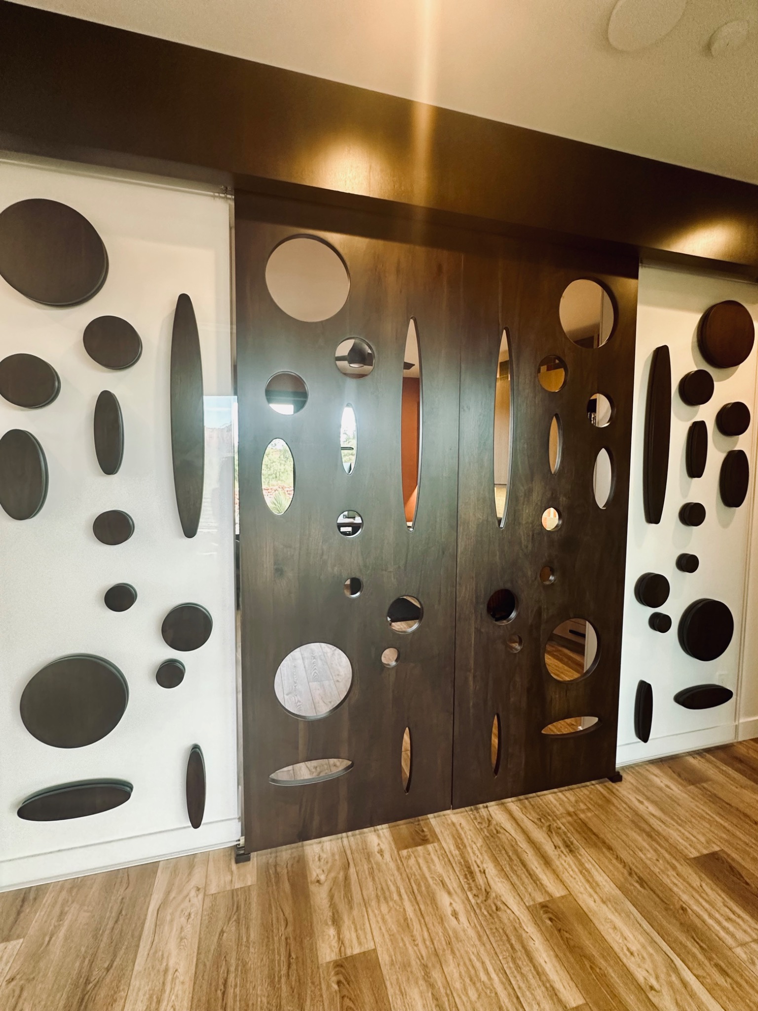 Coordinated circular wood screen installation